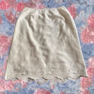 Vintage Y2K White Floral Embroidered Scallop Hem Knee Length Skirt